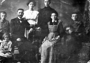 Лев и Сарра Дамешки с детьми. 1910-е годы