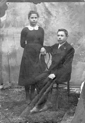 Даня Лабковская с братом Соломоном (1915?)