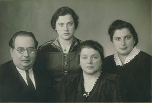 Грейвер Наум, Белла их дочери Татьяна и Галина, 1954