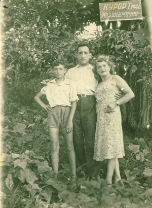 Леш Игорь и родители - Юрий Лещ и Мария Шапиро, 1946