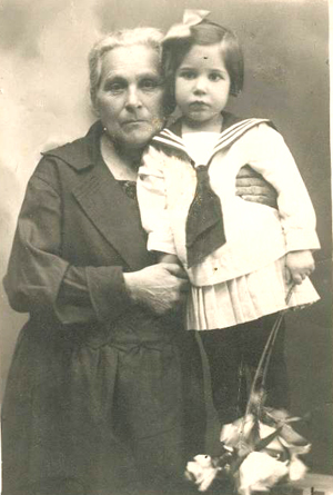 Михля Родина с внучкой Майей, ок. 1928