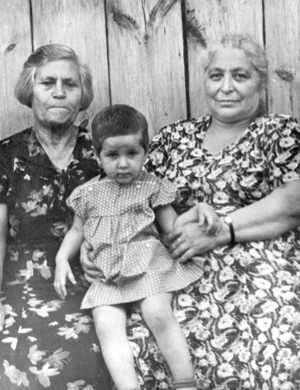 Даня Лабковская, Женя Абрамзон (внучка) и Эся Ковалева, ок. 1963
