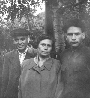 Николай Родин с родителями