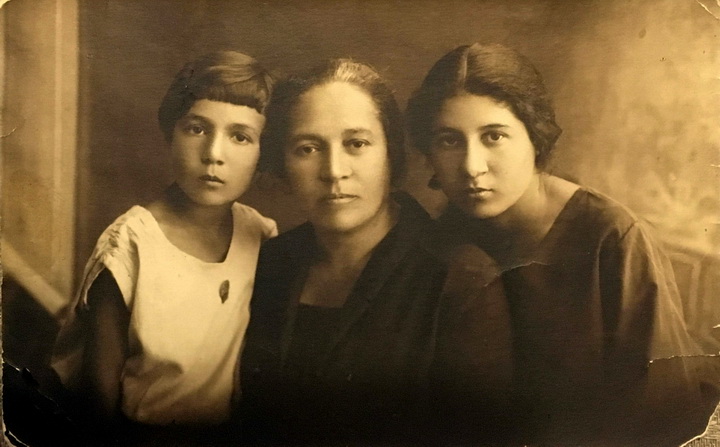 Эстер Безмозгина (Лабковская) с дочерьми Марией и Рохлей